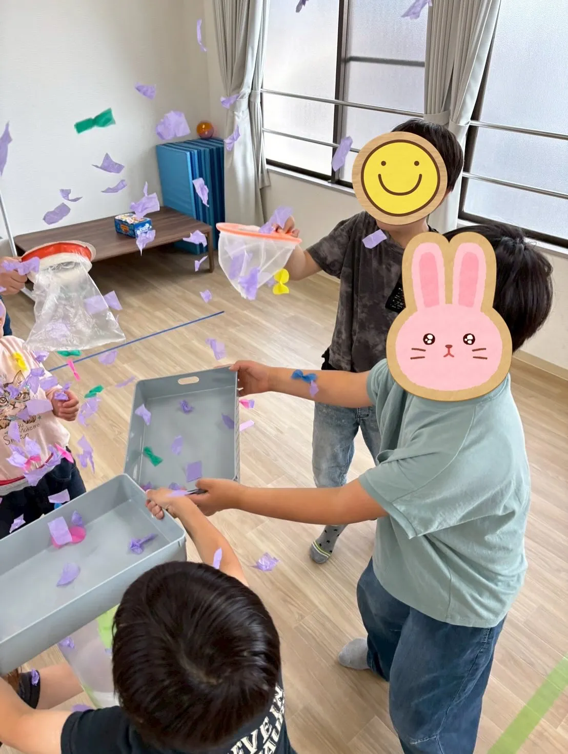 お部屋の中で、お魚キャッチゲームをしました🐟