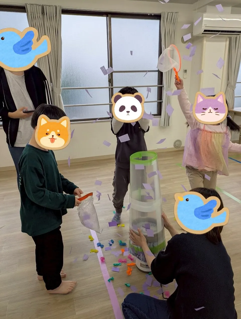 お部屋の中で、お魚キャッチゲームをしました🐟