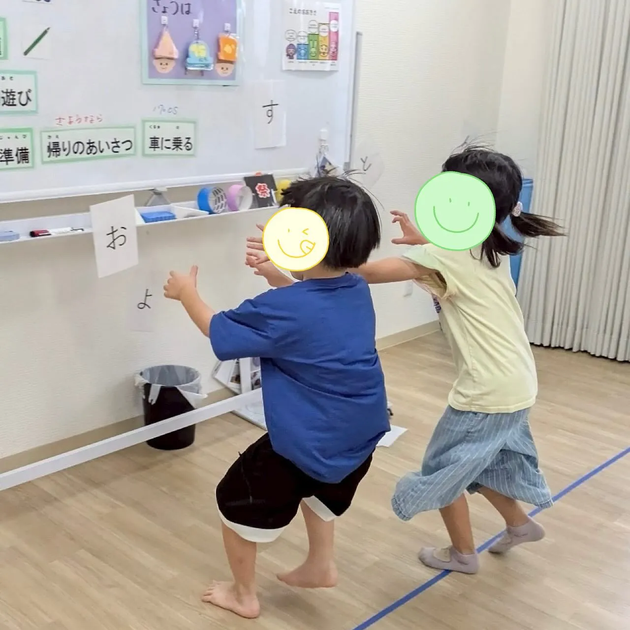 教室全体を使って、ひらがな探しをしました！