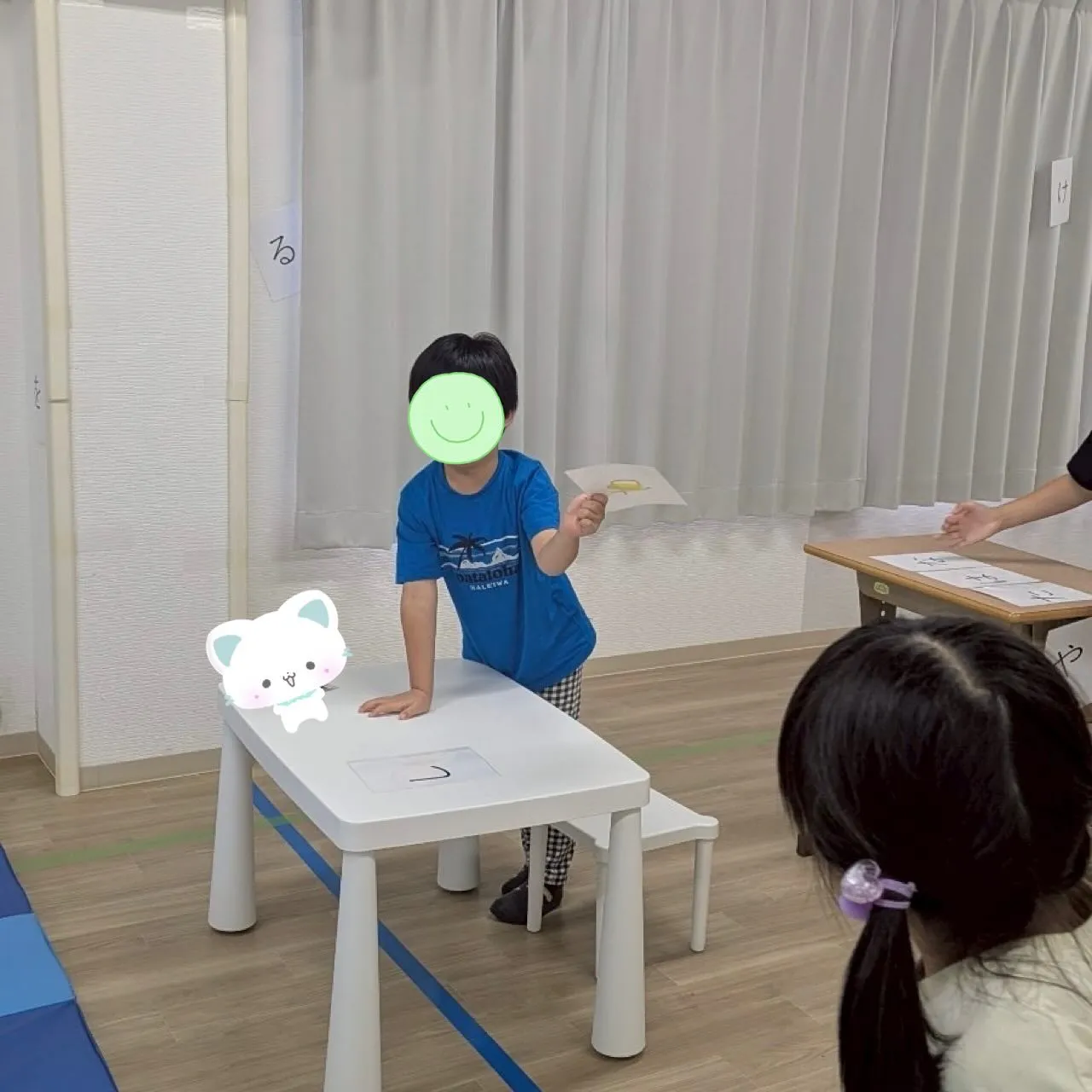 教室全体を使って、ひらがな探しをしました！