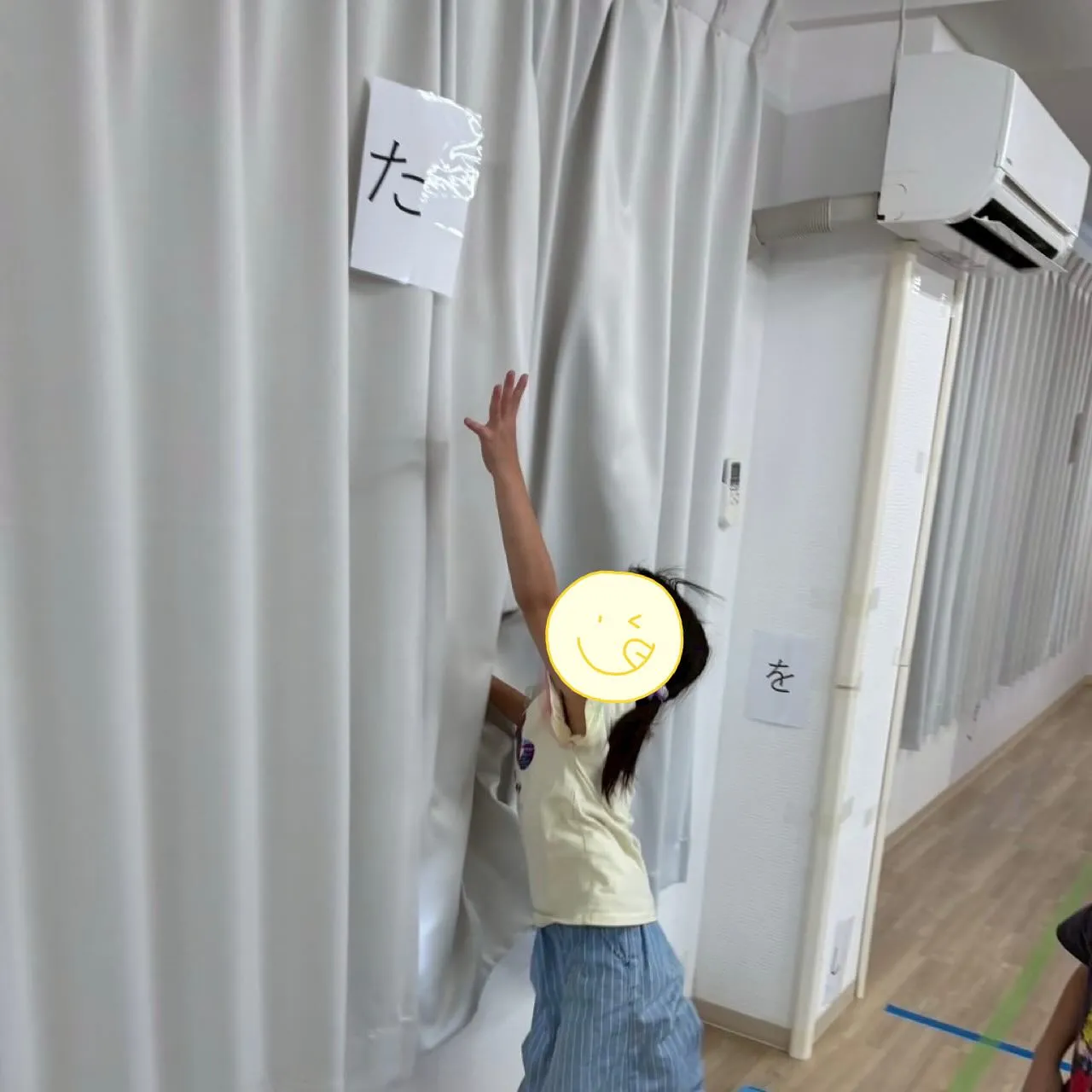 教室全体を使って、ひらがな探しをしました！