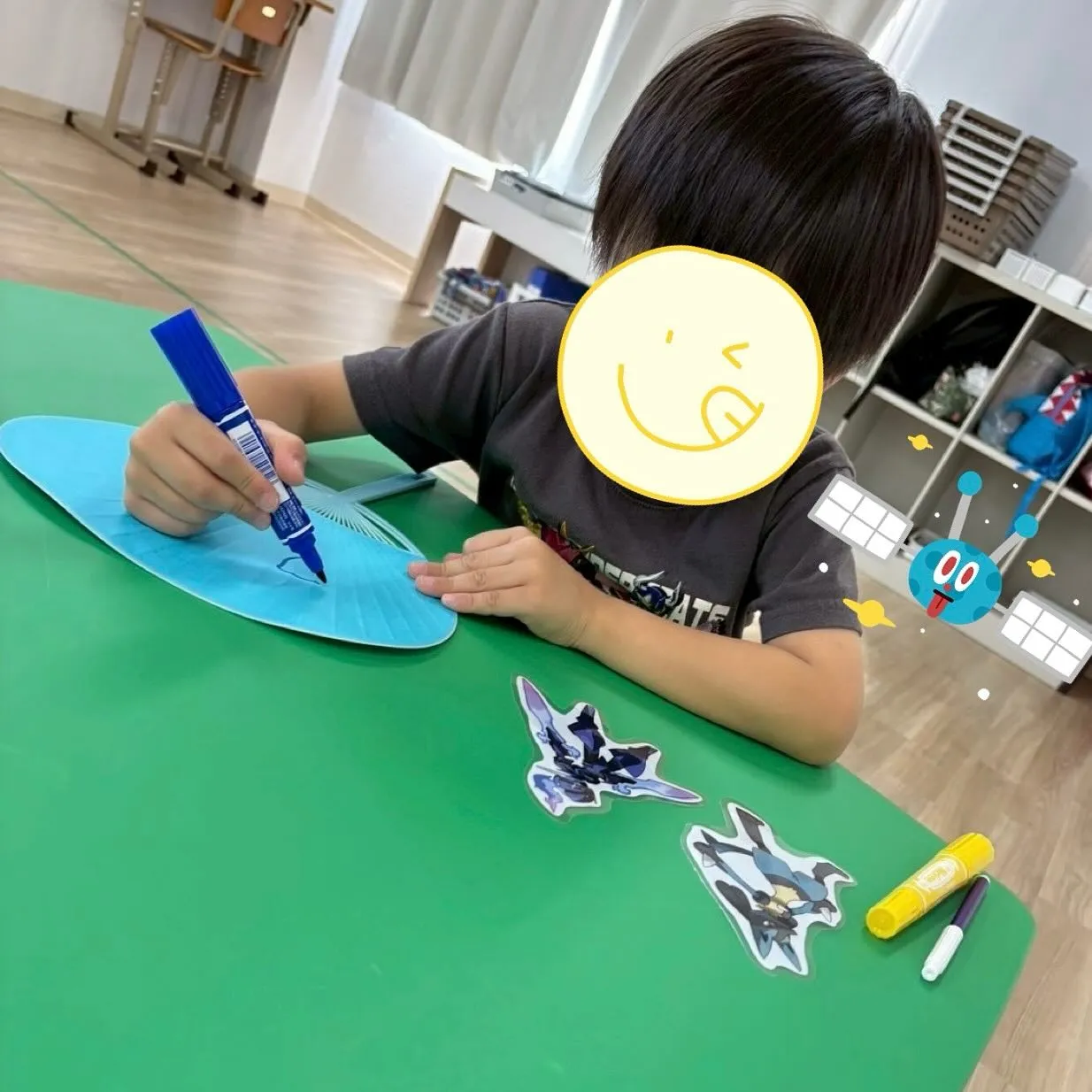 今日は、夏祭り準備第一弾としてうちわ作りをしました👏