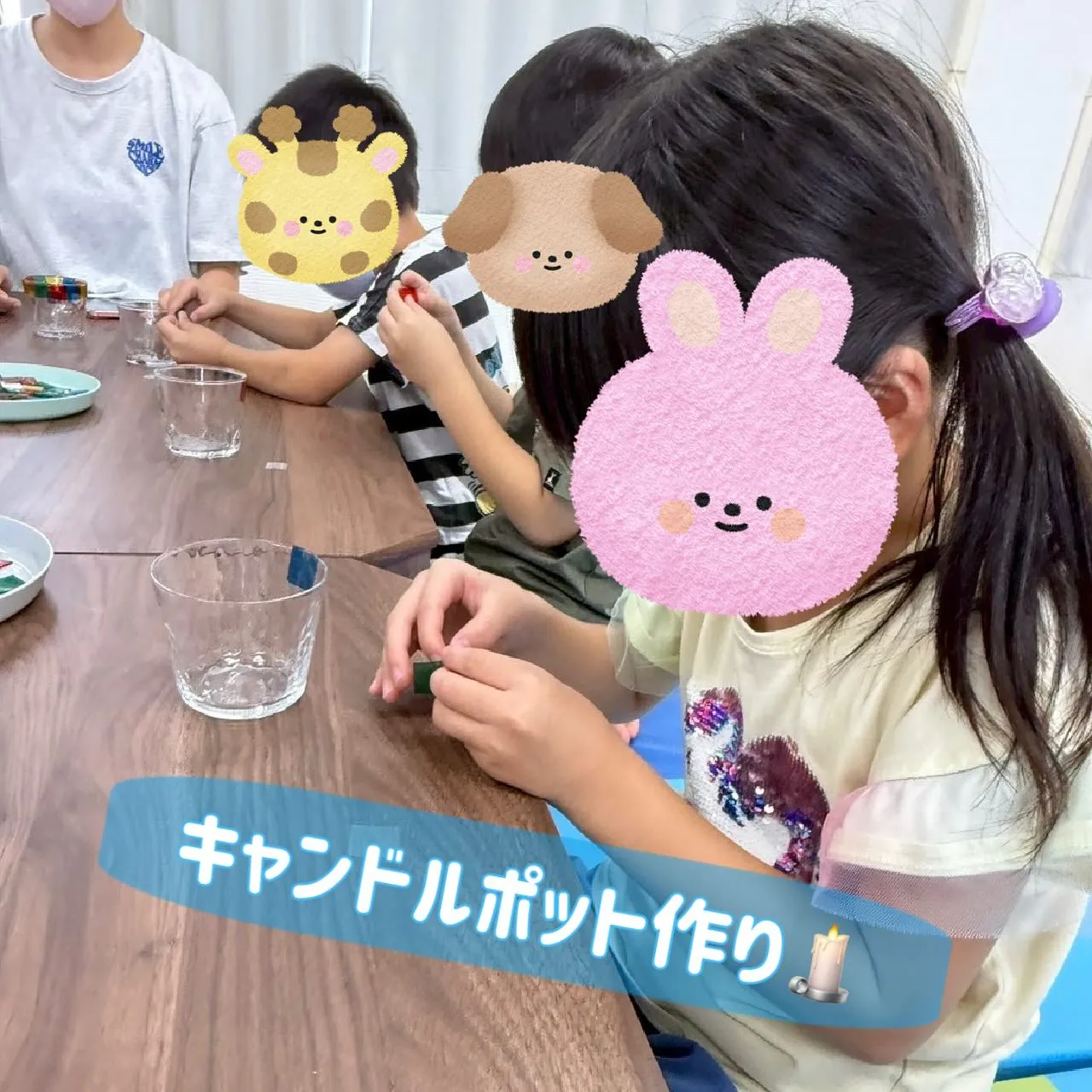 今日は、カラーセロハンと透明両面テープ、コップを使ってキャン...