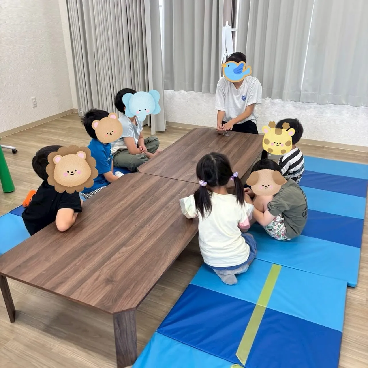 今日は、カラーセロハンと透明両面テープ、コップを使ってキャン...
