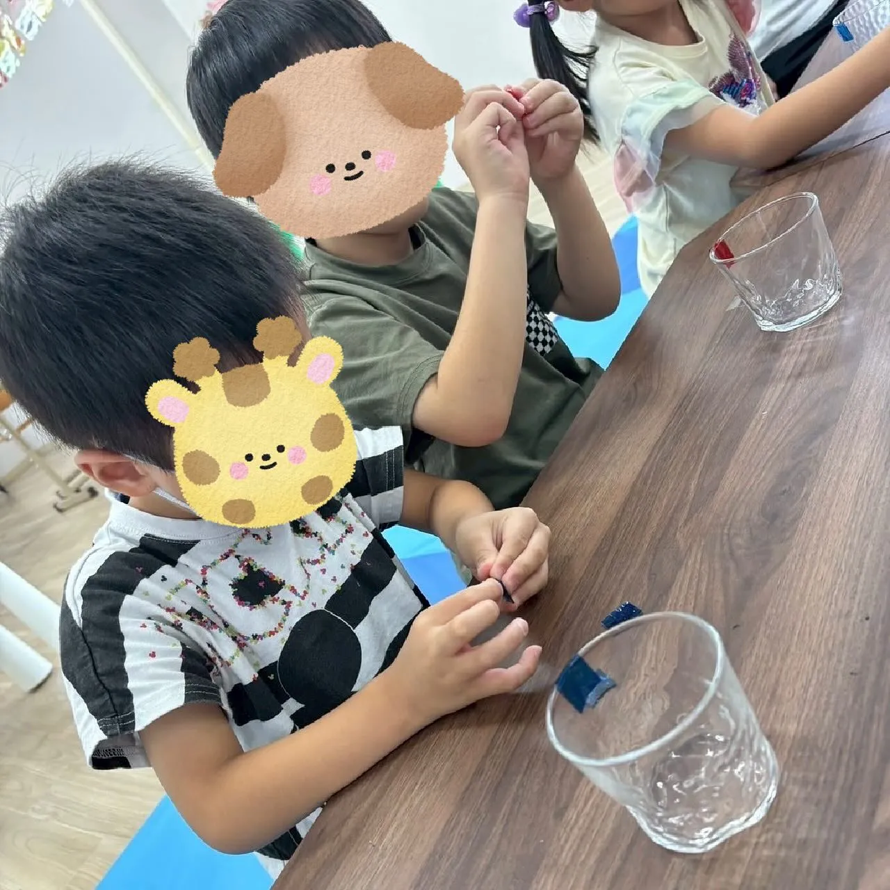今日は、カラーセロハンと透明両面テープ、コップを使ってキャン...