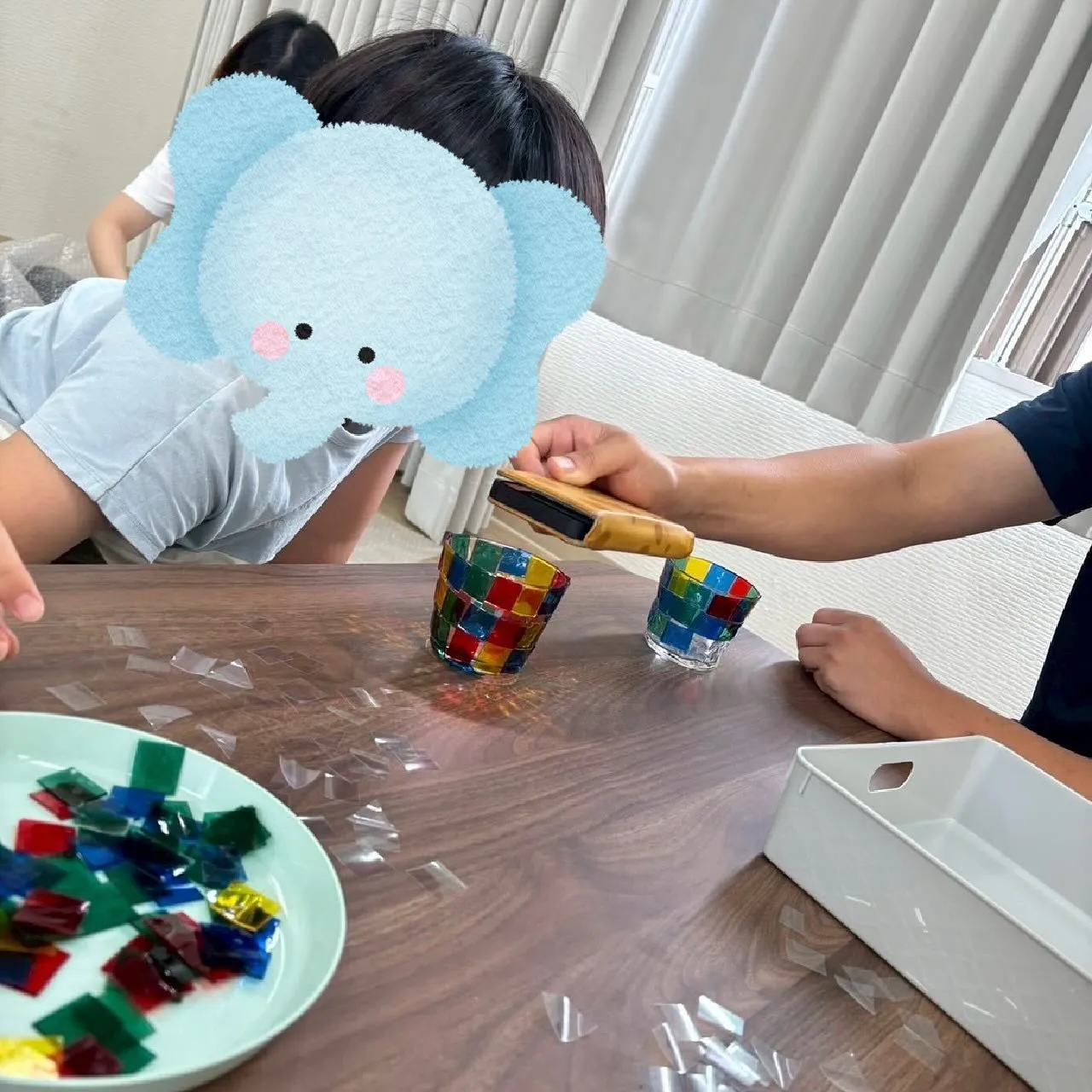 今日は、カラーセロハンと透明両面テープ、コップを使ってキャン...