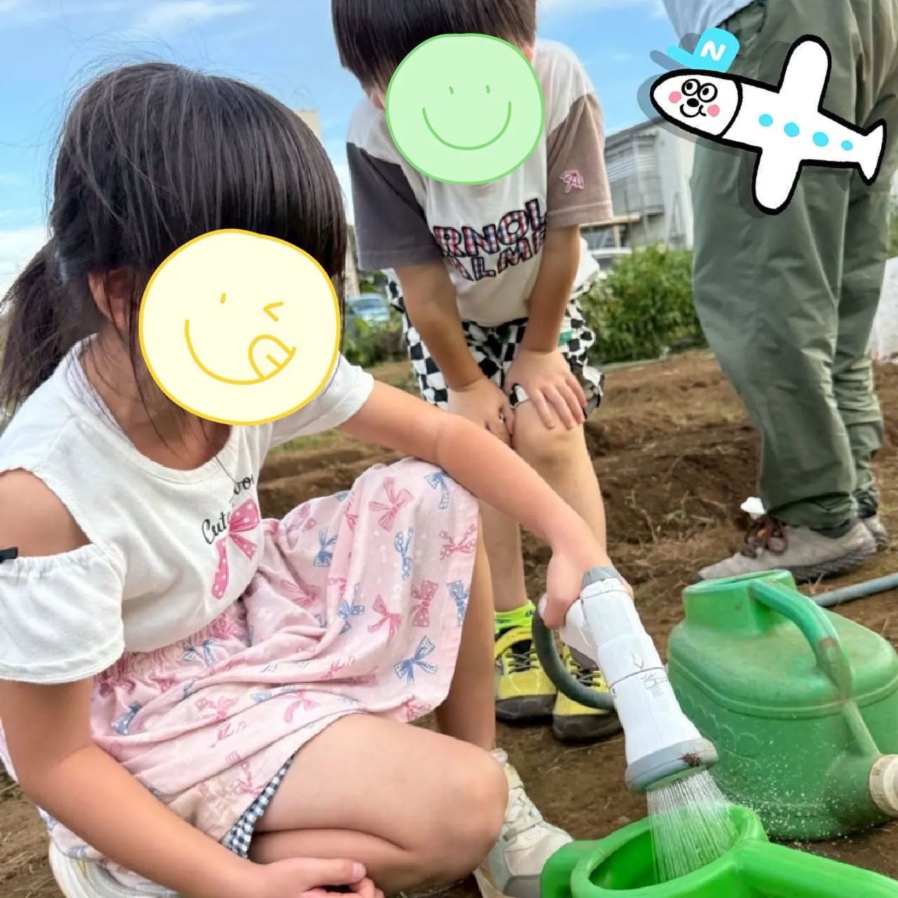 今日は、みんなで大根とにんじん🥕の種を畑にまきました😄