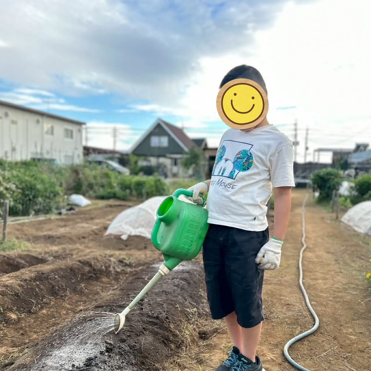 今日は、みんなで大根とにんじん🥕の種を畑にまきました😄